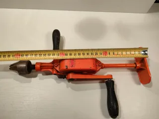 Taladro manual antiguo naranja