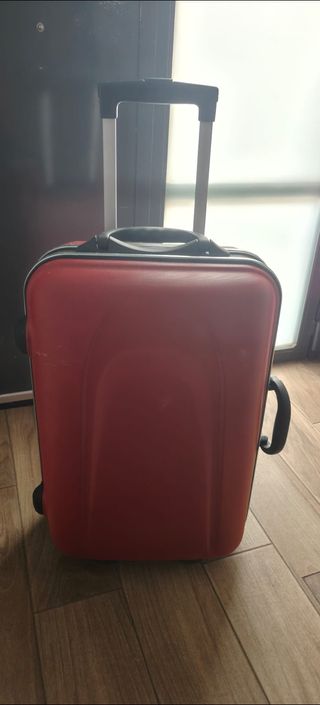 Maleta roja de viaje