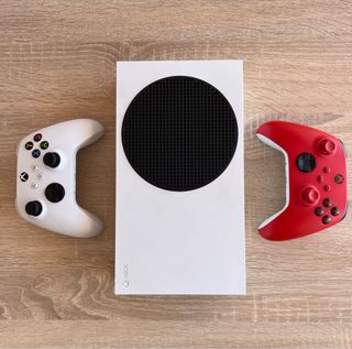 Xbox Series S + 2 Mandos (Blanco y Rojo)