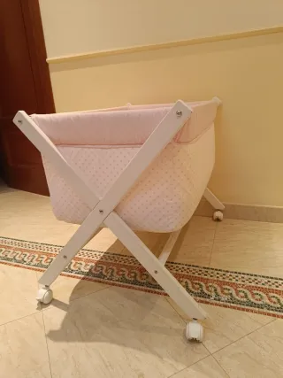 Minicuna con ruedas y vestidura rosa