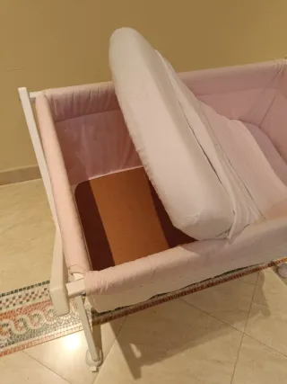 Minicuna con ruedas y vestidura rosa
