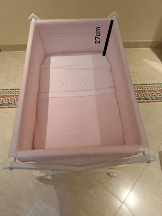 Minicuna con ruedas y vestidura rosa