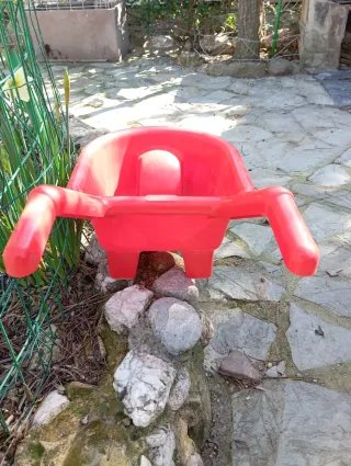 Carretilla de juguete roja