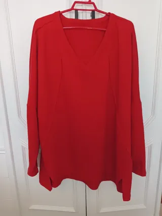 Sudadera roja cuello pico oversize