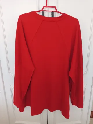 Sudadera roja cuello pico oversize