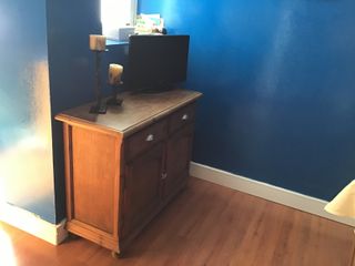 Mueble de pino con cajones y puertas