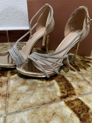 Tacones dorados de talla 39