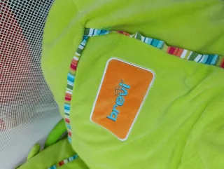 Parque infantil con colchoneta de juegos