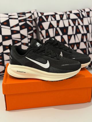 Nike Vomero 18 Talla 41 Negro Blanco