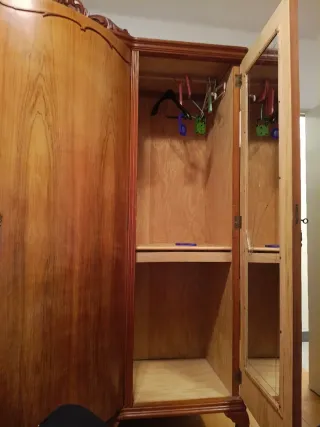 Armario antiguo de madera