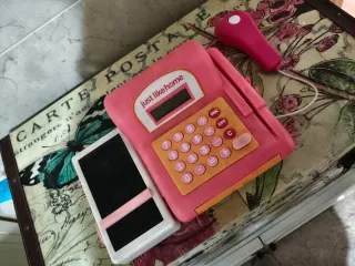 Caja registradora de juguete rosa