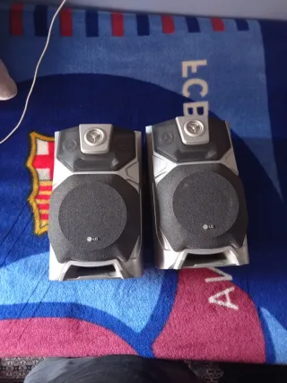Altavoces LG Negros y Plateados