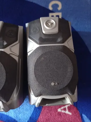Altavoces LG Negros y Plateados
