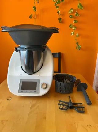 Thermomix TM5 con accesorios y libro