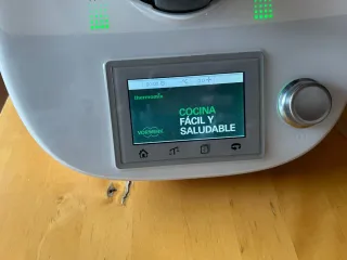 Thermomix TM5 con accesorios y libro