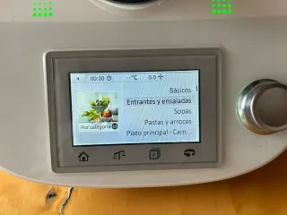 Thermomix TM5 con accesorios y libro