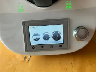 Thermomix TM5 con accesorios y libro