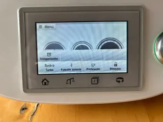 Thermomix TM5 con accesorios y libro