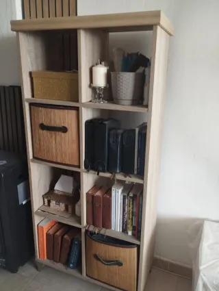 Estantería modular de madera clara