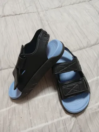 Sandalias verano niño azul y negro