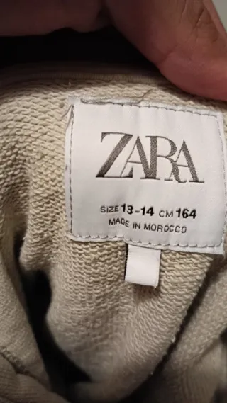 Sudadera beige con capucha y logo