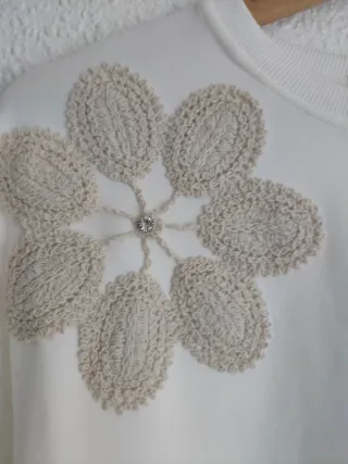 Sudadera blanca con flores beige
