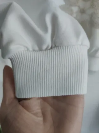 Sudadera blanca con flores beige