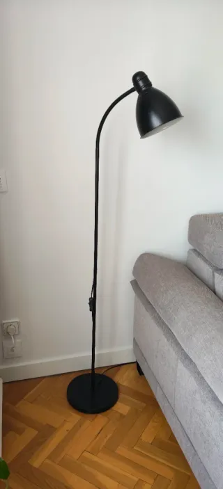 Lámpara de pie negra