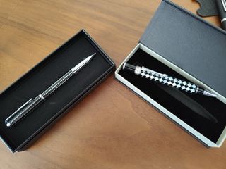 Set di penne e pennarelli di diverse marche e stili