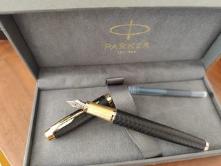 Set di penne e pennarelli di diverse marche e stili