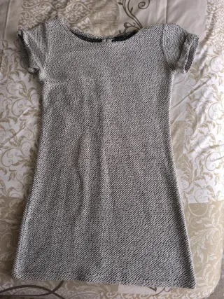 Vestido de punto gris y blanco