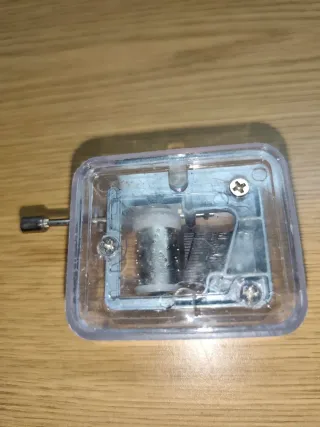 Caja de música mecánica antigua