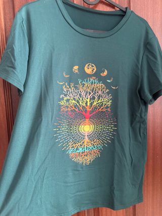 Camiseta verde con árbol de la vida