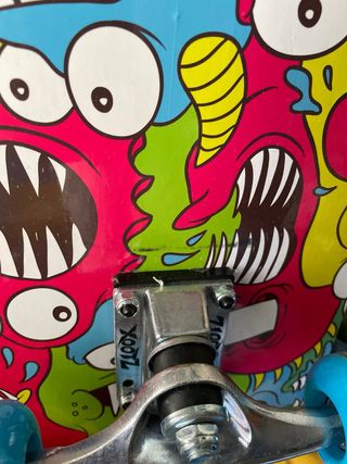 Skate con diseño de monstruos