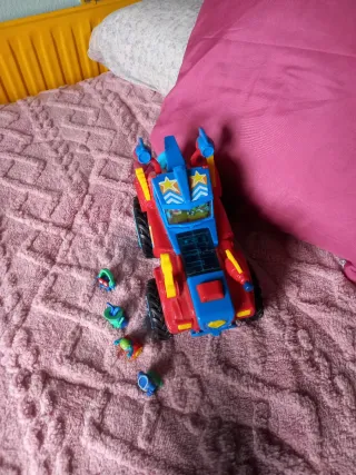 Coche Superzings con figuras