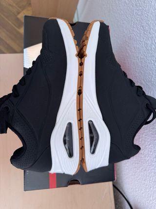 Zapatillas Skechers Negras y Blancas