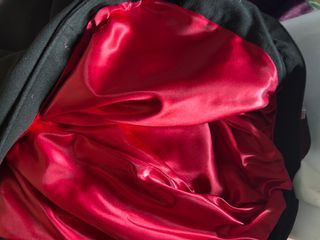 Capa negra y roja sin estrenar con forro sartén ro