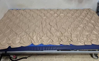 Cama elevadora articulada con colchón antiescaras