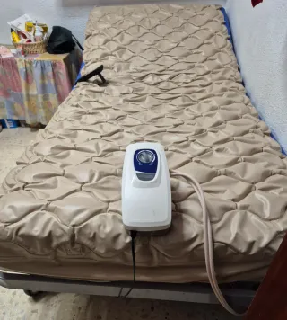 Cama elevadora articulada con colchón antiescaras