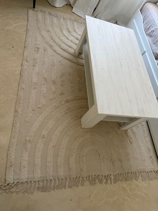 Alfombra beige de tela con diseño