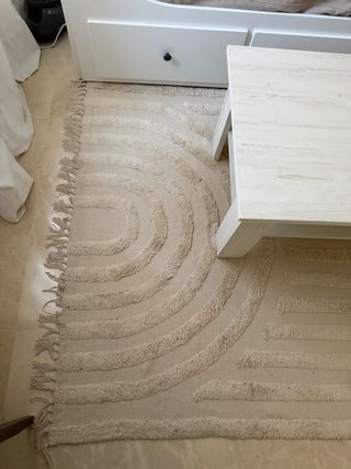 Alfombra beige de tela con diseño