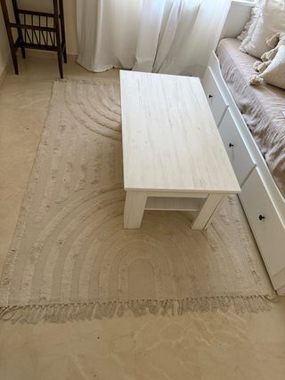 Alfombra beige de tela con diseño