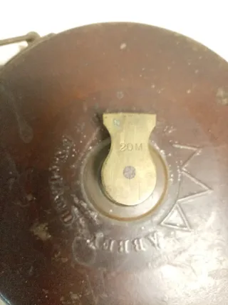 Cinta métrica antigua de latón y baquelita