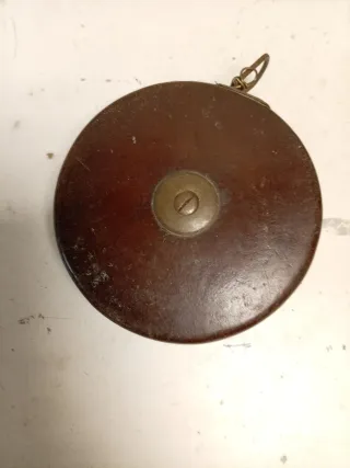 Cinta métrica antigua de latón y baquelita