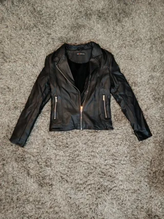 Chaqueta cuero niña negra .