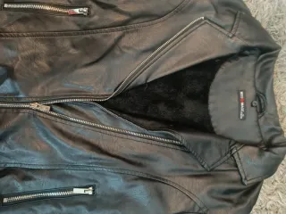 Chaqueta cuero niña negra .