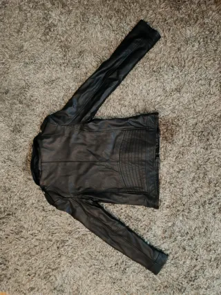 Chaqueta cuero niña negra .