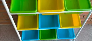 Mueble organizador infantil con 9 cubos.