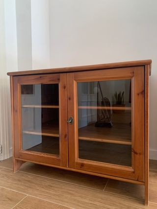 Vitrina de madera maciza con puertas de cristal
