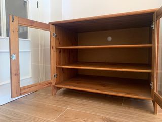 Vitrina de madera maciza con puertas de cristal